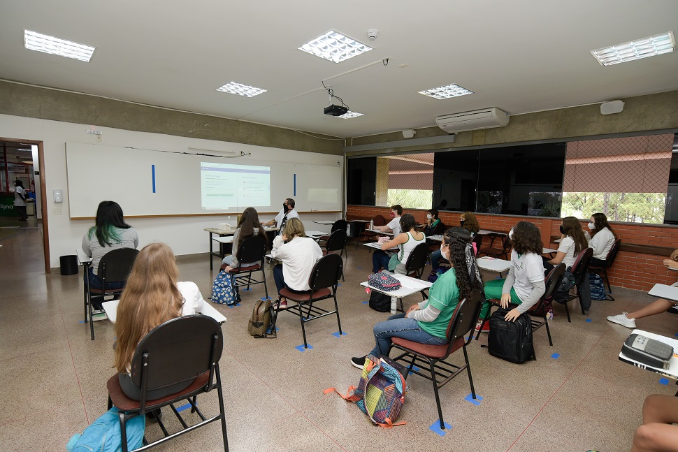 Alunos na aula de exatas