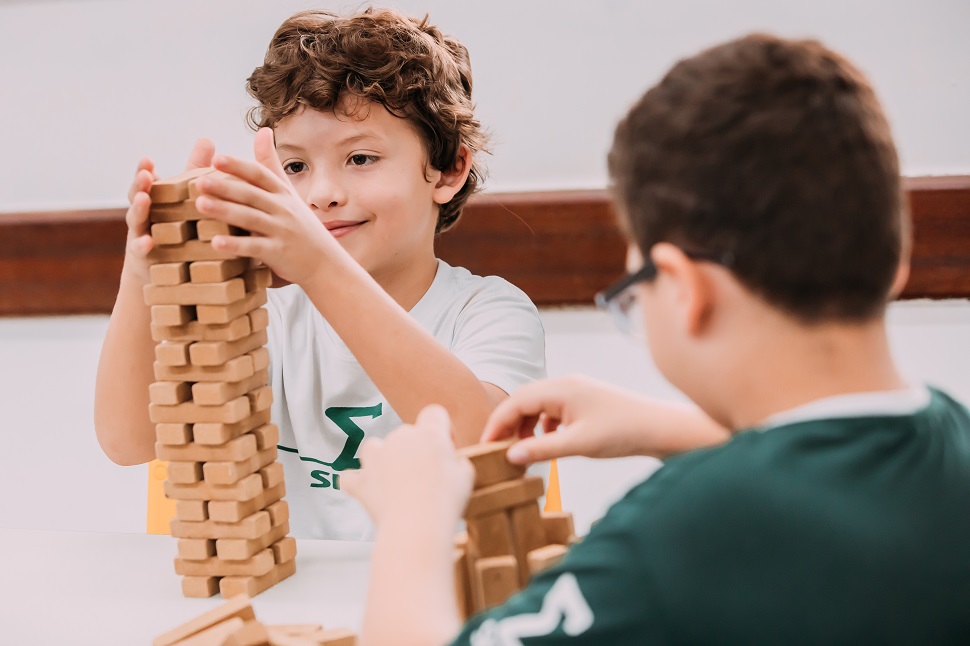 Alunos do Sigma brincando com jogos relacionados à criatividade e autonomia