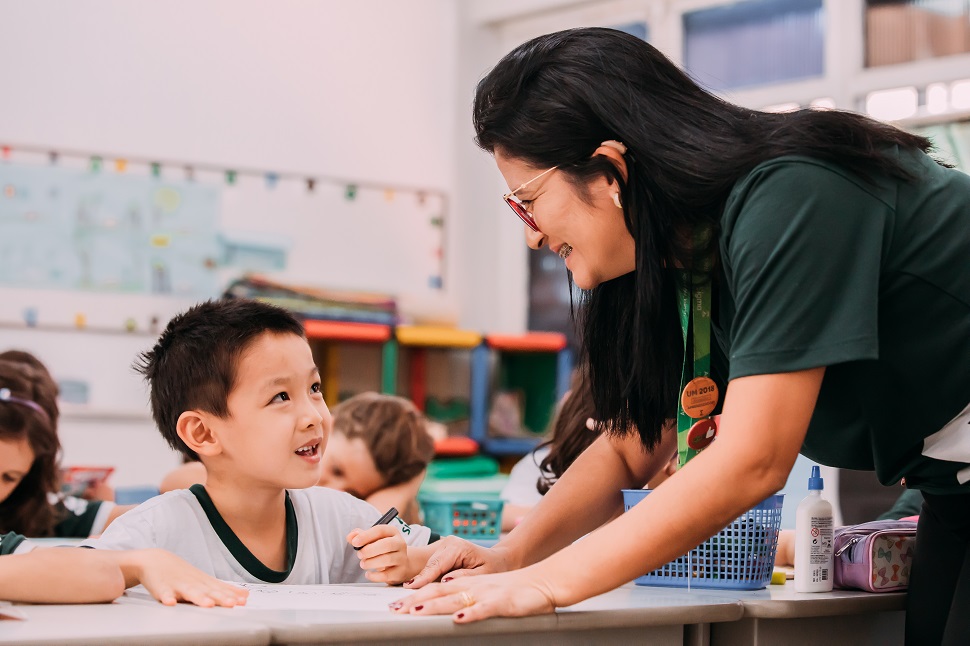 Aluno do Ensino Infantil do Sigma, com professora, em sala de aula